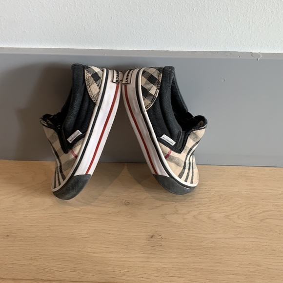 I am selling boys shoes - Picture 3 of 4